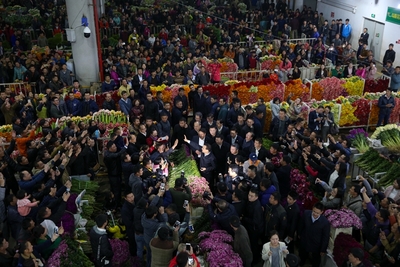 李克強夜訪昆明花市 一朵鮮花里的經濟與民生溫度